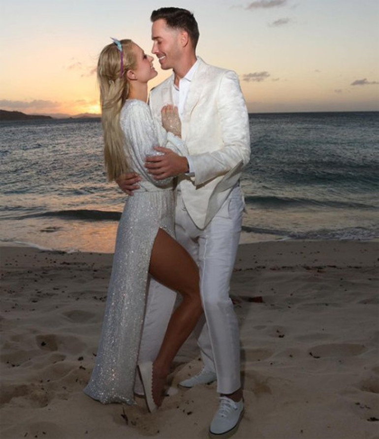 Paris Hilton gizemli bebeğinin yüzünü gösterdi