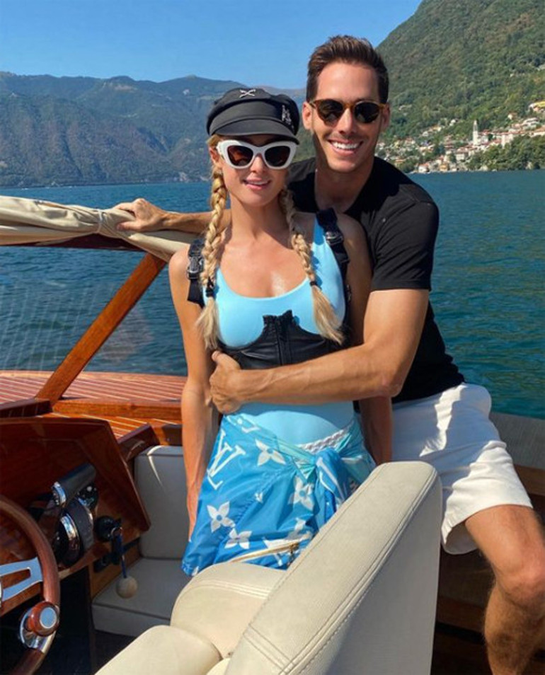 Paris Hilton gizemli bebeğinin yüzünü gösterdi