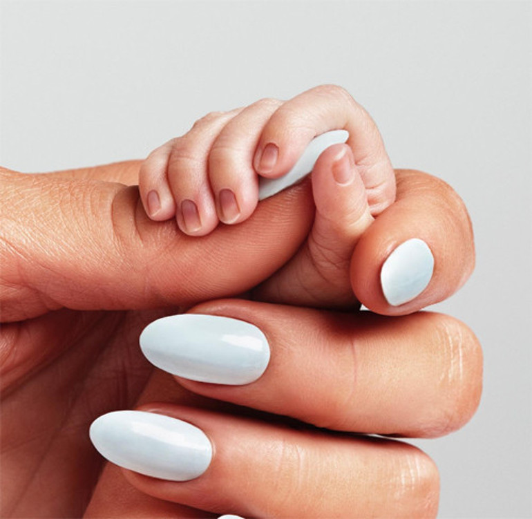 Paris Hilton gizemli bebeğinin yüzünü gösterdi