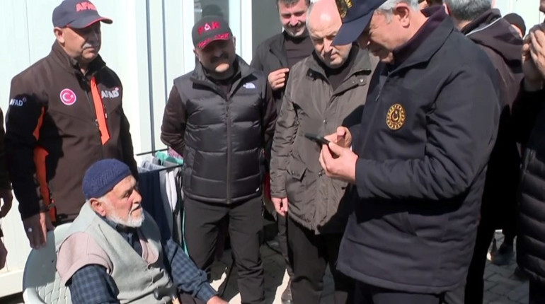 Bakan Akar, Kore gazisi depremzedeyi İçişleri Bakanı Süleyman Soylu ile görüştürdü