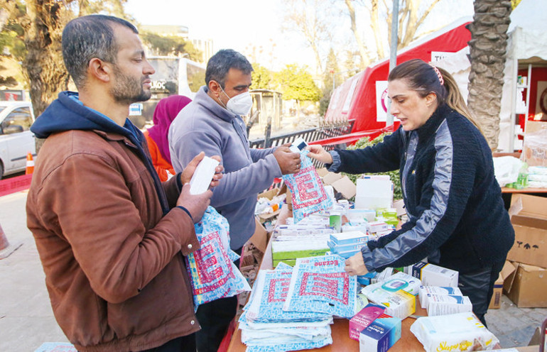 Eczacılar depremzedeyi yalnız bırakmadı...Yaralara merhem oldular