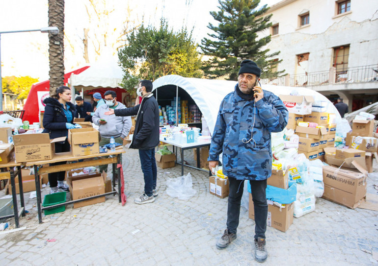 Eczacılar depremzedeyi yalnız bırakmadı...Yaralara merhem oldular