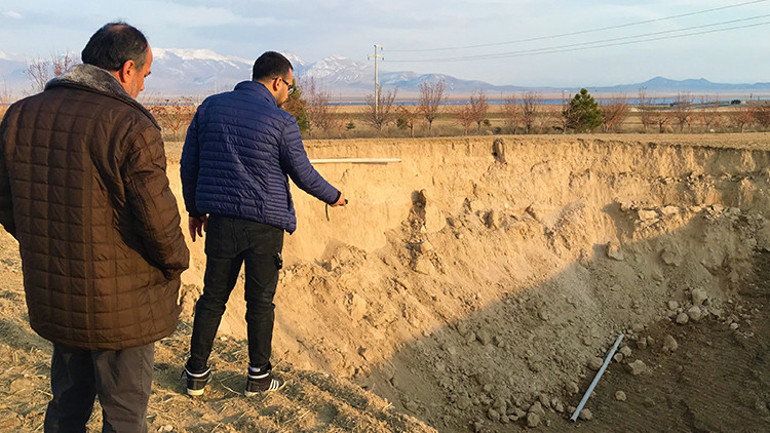 Konya’da iki fay arasında 37 metre çapında obruk oluştu