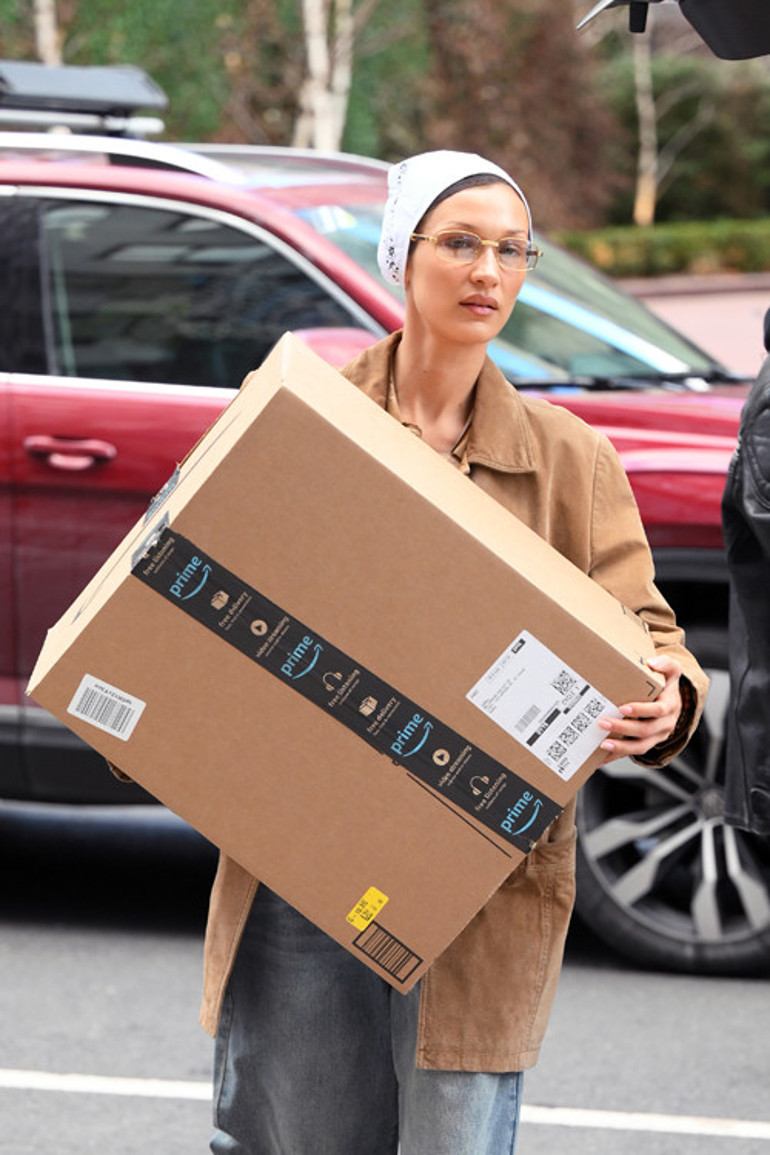 Bella Hadid, depremzedeler için yardım taşıdı