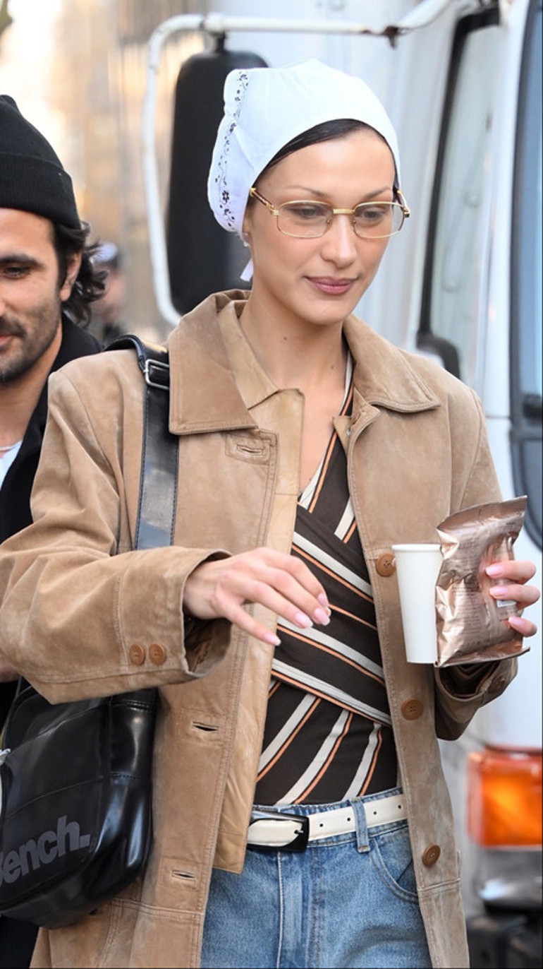 Bella Hadid, depremzedeler için yardım taşıdı