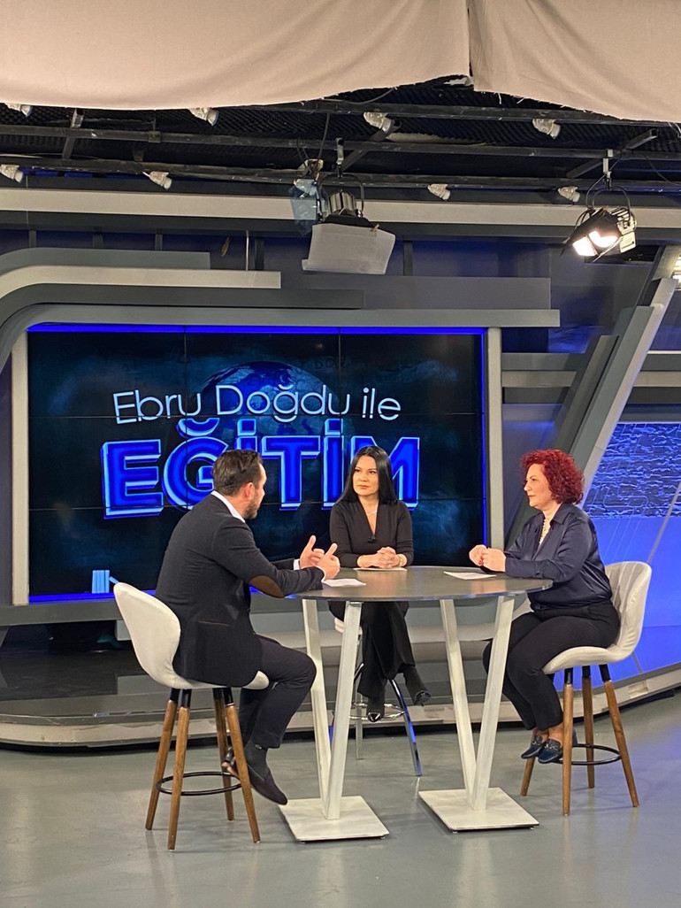 Gençlerin yanında olmaya devam ediyoruz pes etmek yok