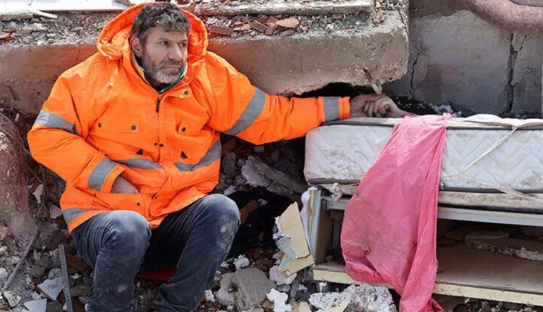 Fotoğrafı tüm dünyayı ağlatmıştı... Enkaz altındaki kızının elini bırakmayan baba: Bu acı tarif edilemez...