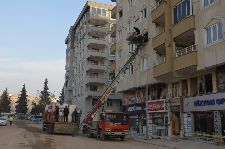 Hayati tahliye... Malatya depreminin ardından tüm yasaklara rağmen hasarlı binalardan eşya tahliyesi sürüyor