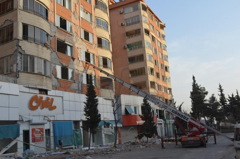 Hayati tahliye... Malatya depreminin ardından tüm yasaklara rağmen hasarlı binalardan eşya tahliyesi sürüyor