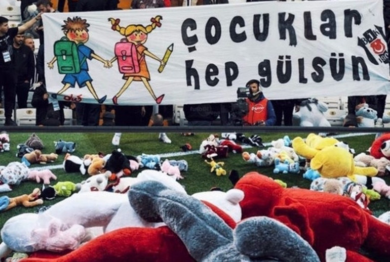 Oyuncak yağmuru yıldızları ağlattı