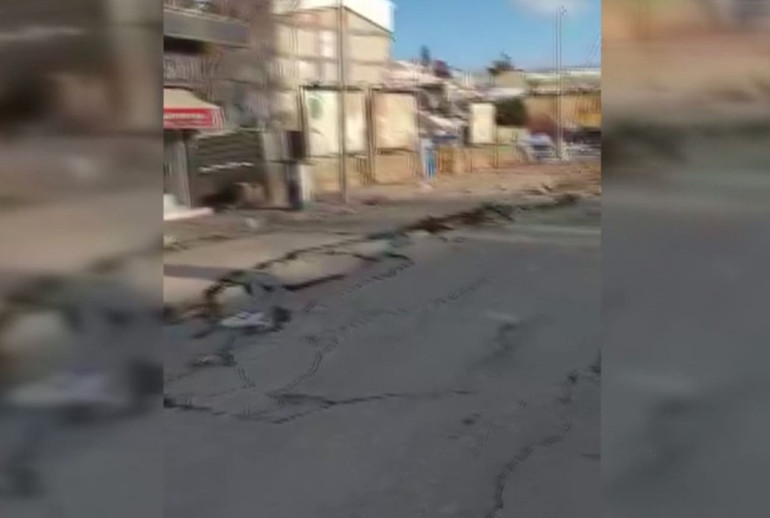 Depremde yolun yarılma anı güvenlik kamerasında