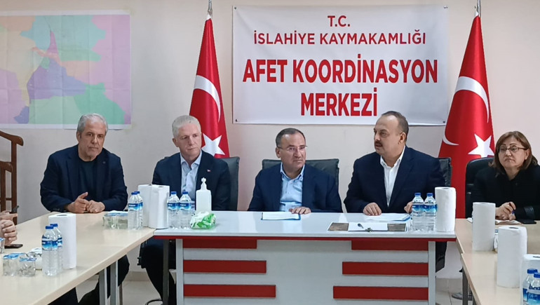 Bakan Bozdağ: Enkaz kaldırılması için titiz süreç işliyor