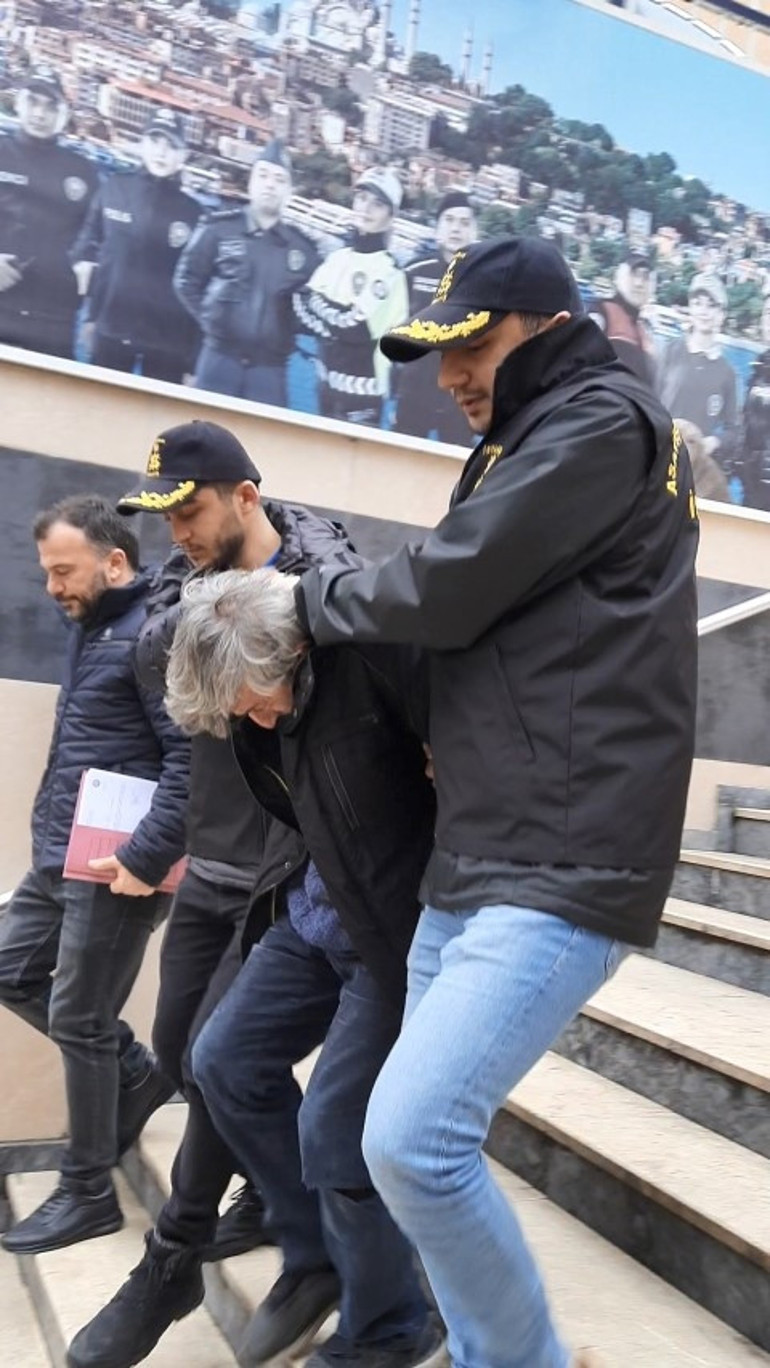 İstanbuldaki oyuncak tabancalı banka soygunu kamerada Polis memuru peşinden koşup yakaladı