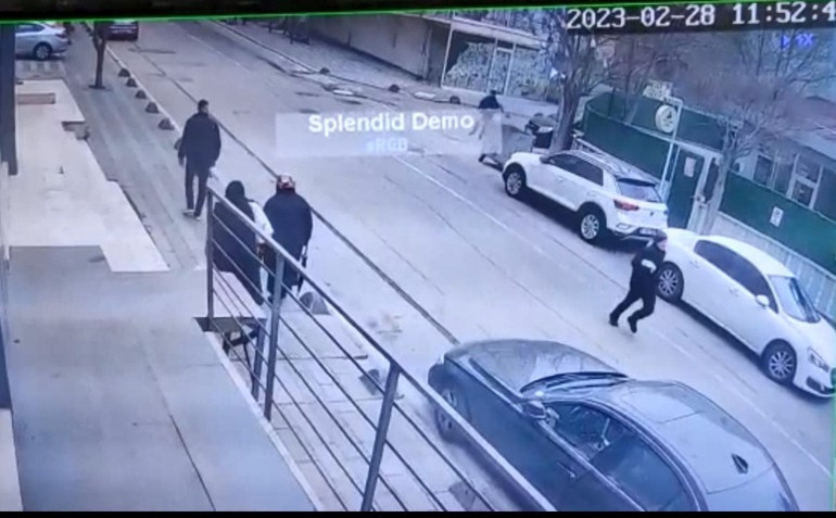 İstanbuldaki oyuncak tabancalı banka soygunu kamerada Polis memuru peşinden koşup yakaladı