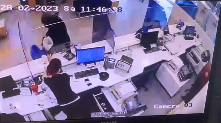 İstanbuldaki oyuncak tabancalı banka soygunu kamerada Polis memuru peşinden koşup yakaladı