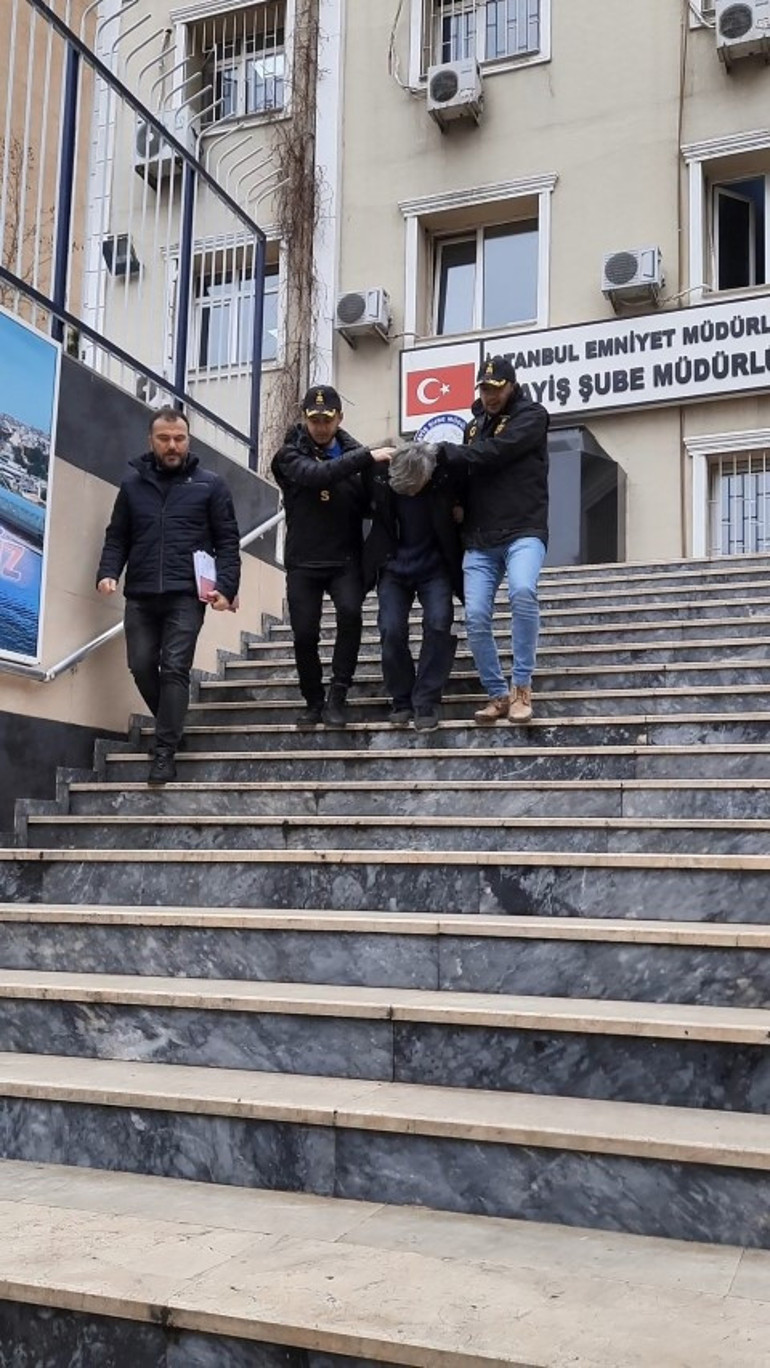 İstanbuldaki oyuncak tabancalı banka soygunu kamerada Polis memuru peşinden koşup yakaladı