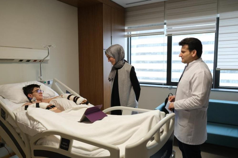 Sümeyye Erdoğan Bayraktar, depremzedeleri hastanede ziyaret etti