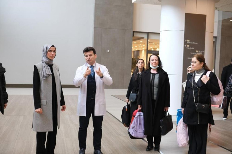 Sümeyye Erdoğan Bayraktar, depremzedeleri hastanede ziyaret etti