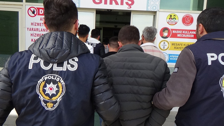 Enkazdan çaldığı polis tabancasını satmaya çalışırken yakalandı