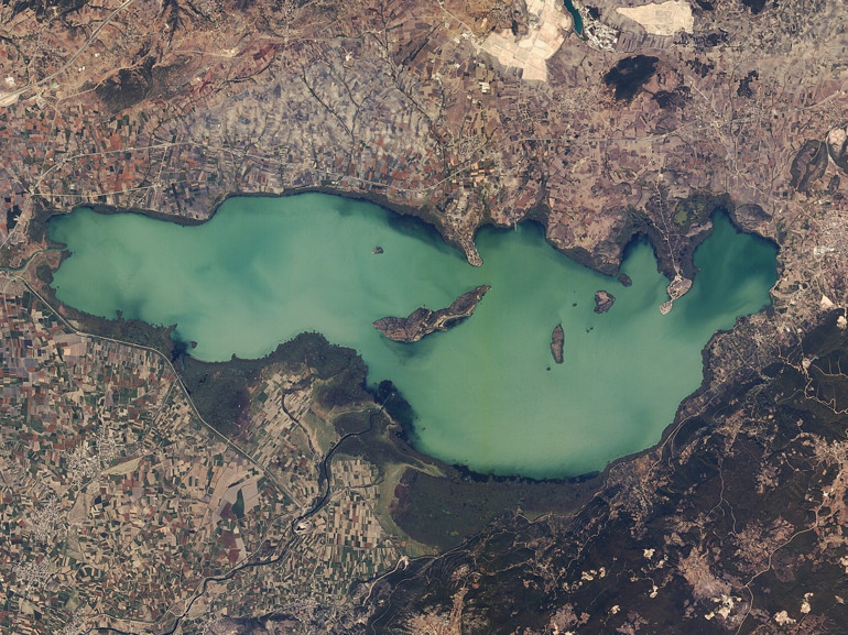 Uluabat Gölündeki çekilme uydu görüntülerinde... Kayıkların geçtiği köprünün altı park alanı oldu