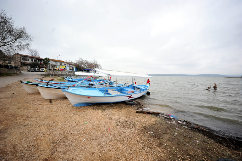 Uluabat Gölündeki çekilme uydu görüntülerinde... Kayıkların geçtiği köprünün altı park alanı oldu