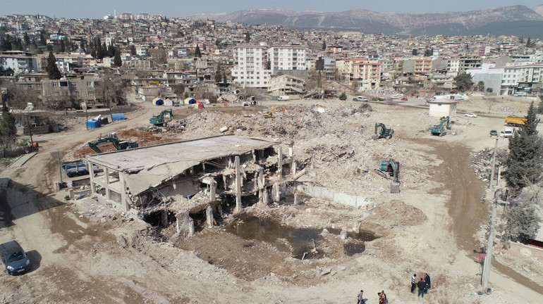 Pırlanta Apartmanı enkazı kaldırıldı 13 kişiye ulaşılamadı