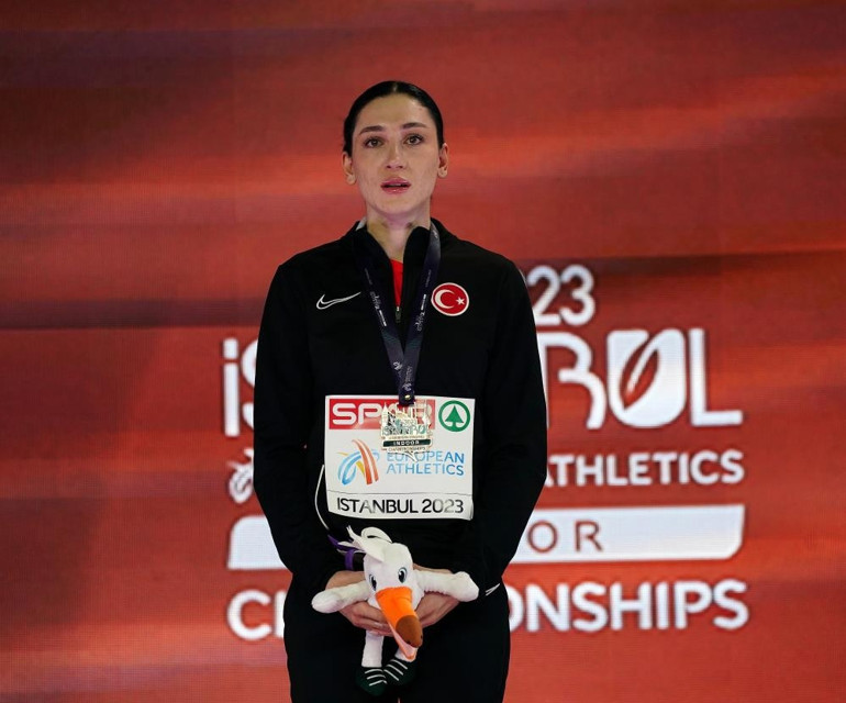 Avrupa şampiyonu milli sporcu Tuğba Danışmaz altın madalyasını aldı