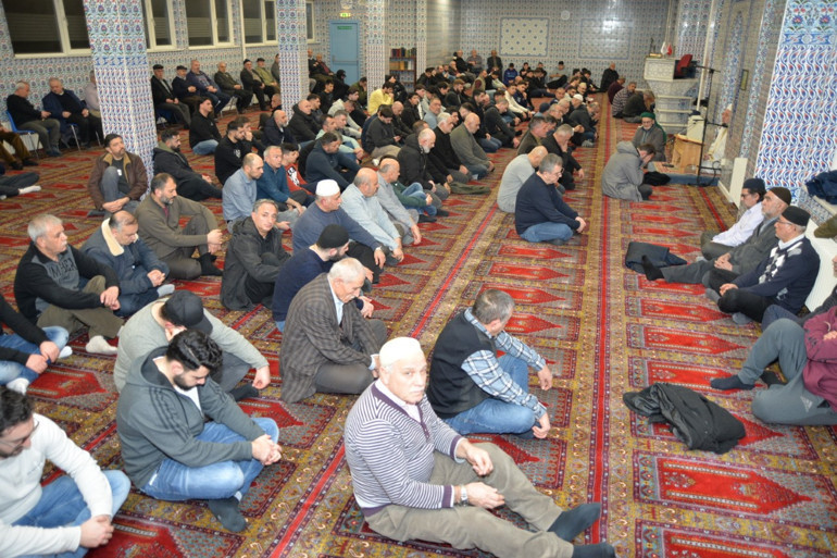 Berat Kandili’nde Avrupa’da da dualar edildi