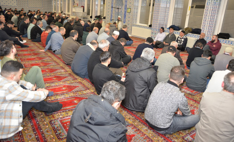 Berat Kandili’nde Avrupa’da da dualar edildi