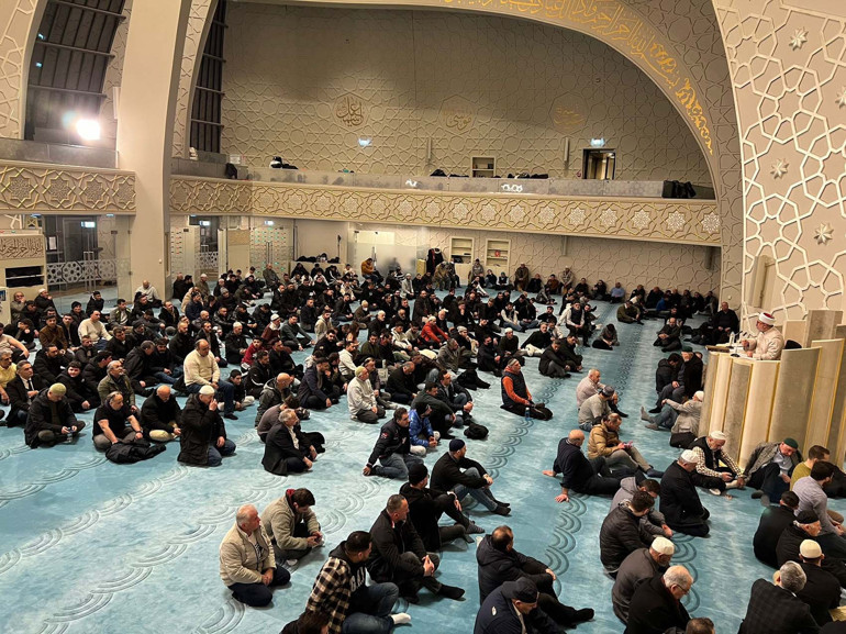 Berat Kandili’nde Avrupa’da da dualar edildi