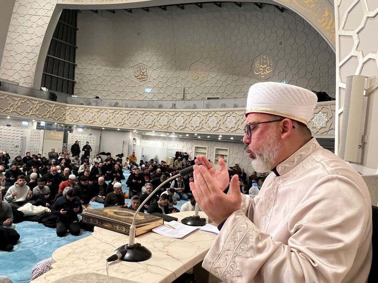 Berat Kandili’nde Avrupa’da da dualar edildi