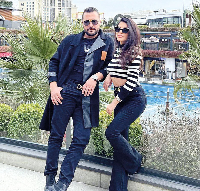 Engin Günaydın ile sevgilisi Buğu Selen Somer Beyoğlu’nda kol kola