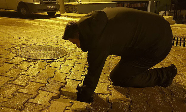 Deprem olmadan zemin çöküyor