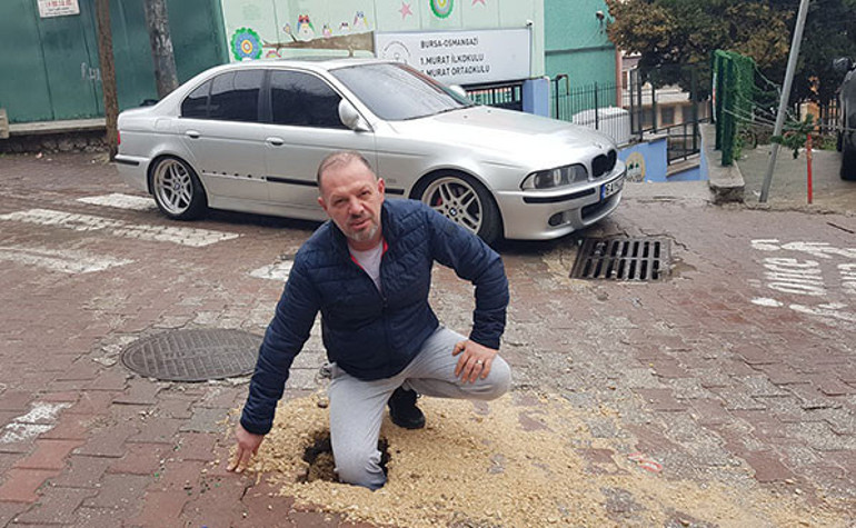 Deprem olmadan zemin çöküyor