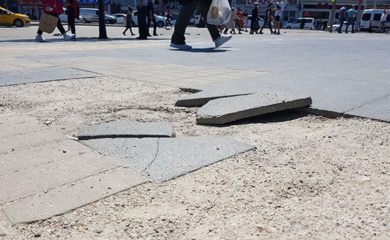 Deprem olmadan zemin çöküyor
