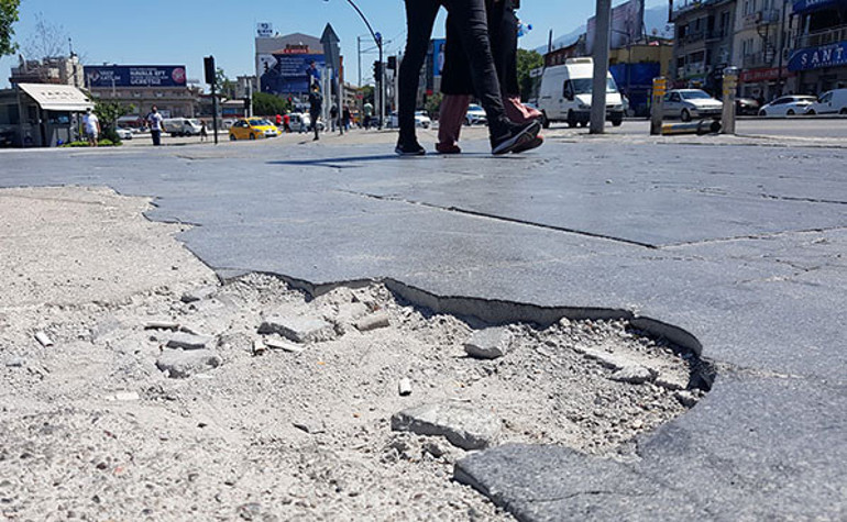 Deprem olmadan zemin çöküyor
