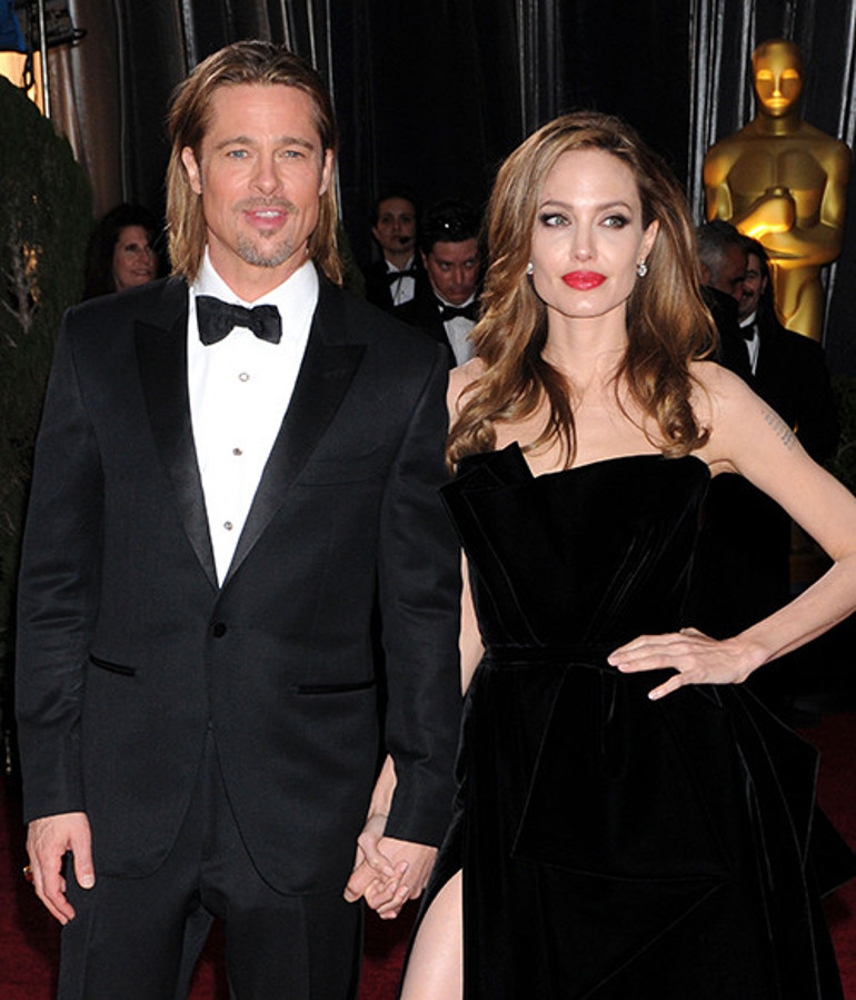 Dünyanın en ünlü sağ bacağı… Angelina Jolie’nin unutulmaz Oscar elbisesiyle verdiği poz hâlâ dillerde