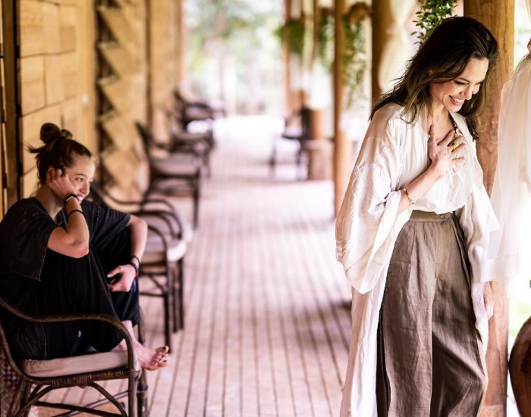 Dünyanın en ünlü sağ bacağı… Angelina Jolie’nin unutulmaz Oscar elbisesiyle verdiği poz hâlâ dillerde