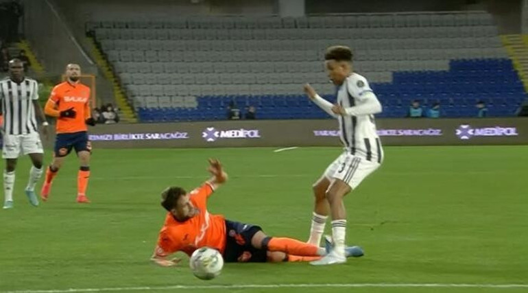 Başakşehir - Beşiktaş maçında gecenin pozisyonu Adnan Januzajın kırmızı kartı doğru mu Bu maça atanmasına şaşırmıştım