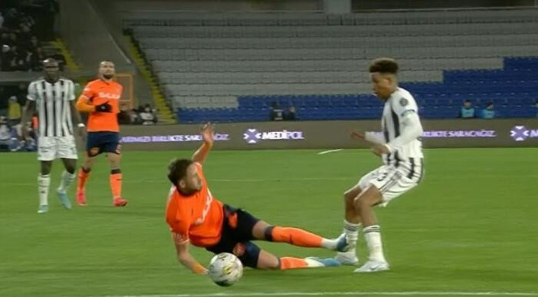 Başakşehir - Beşiktaş maçında gecenin pozisyonu Adnan Januzajın kırmızı kartı doğru mu Bu maça atanmasına şaşırmıştım
