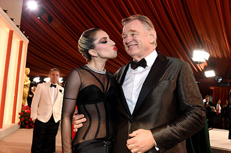 İki görüntü arasında sadece dakikalar var… Lady Gaga’dan unutulmaz Oscar performansı: Sahneye sıfır makyaj çıktı