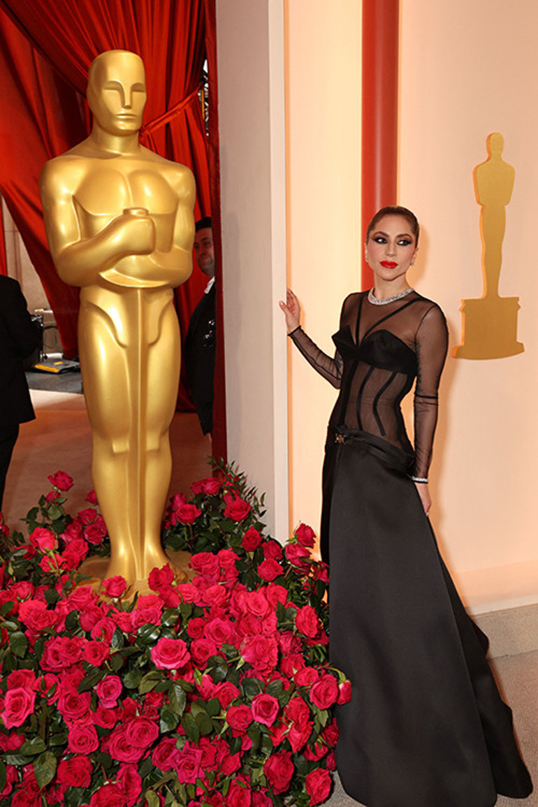 İki görüntü arasında sadece dakikalar var… Lady Gaga’dan unutulmaz Oscar performansı: Sahneye sıfır makyaj çıktı