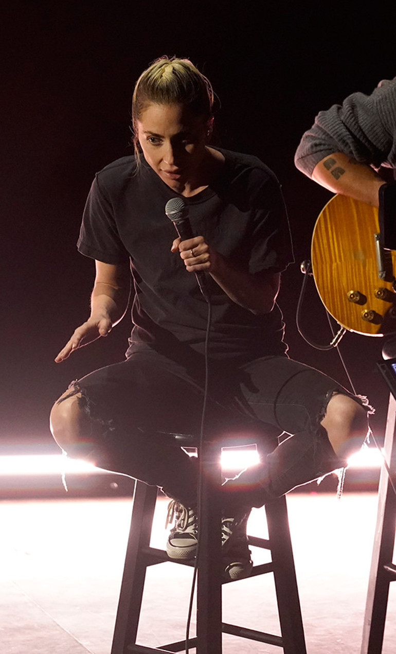 İki görüntü arasında sadece dakikalar var… Lady Gaga’dan unutulmaz Oscar performansı: Sahneye sıfır makyaj çıktı