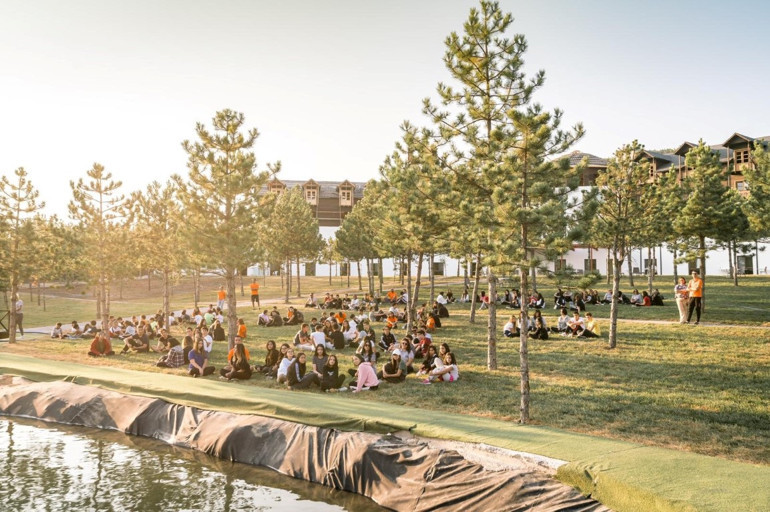 Afet bölgesinden gelen öğrenciler için kampta eğitim