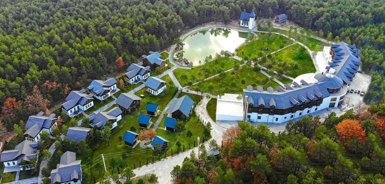 Afet bölgesinden gelen öğrenciler için kampta eğitim