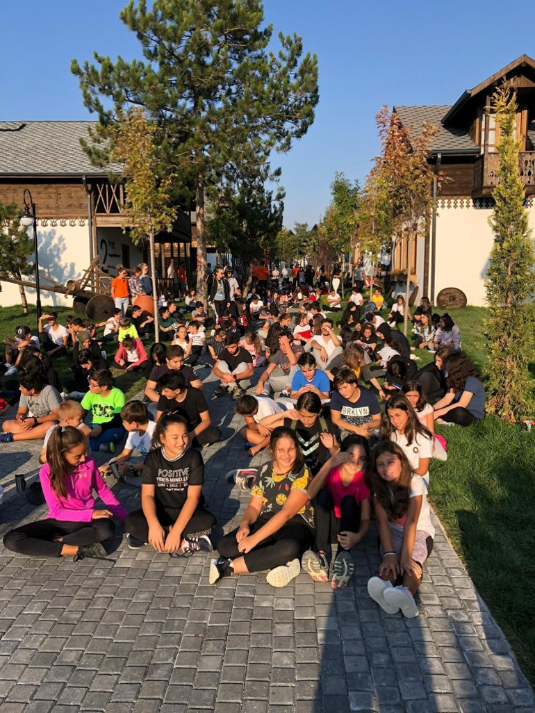 Afet bölgesinden gelen öğrenciler için kampta eğitim