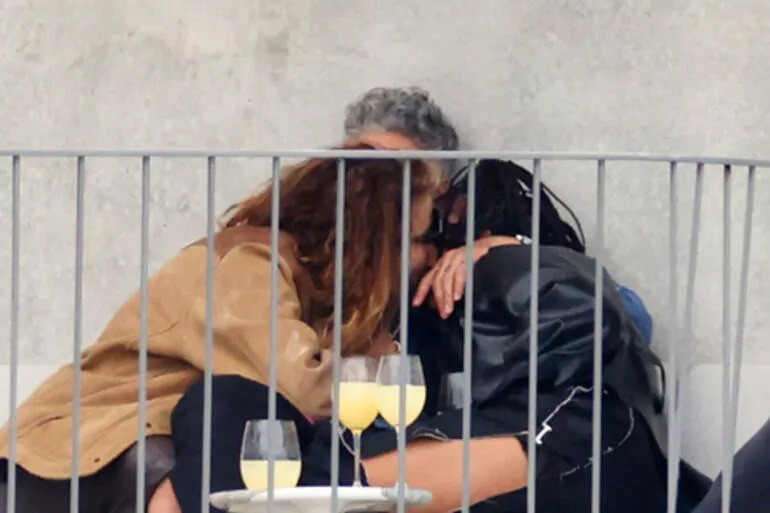 Gizli gizli evlenmişlerdi: Sanki balayları hiç bitmemiş gibi bütün gece dudak dudağa gezdiler