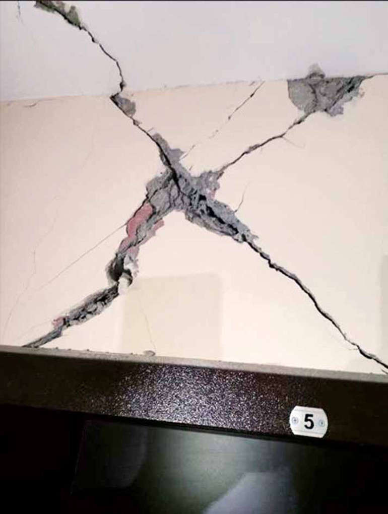 Malatya’daki sıfır binaların dışları sağlam içleri göçmüş