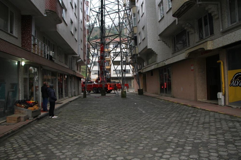 Mahallelinin kâbusu olmuştu İki bina arasındaki elektrik direği kaldırıldı