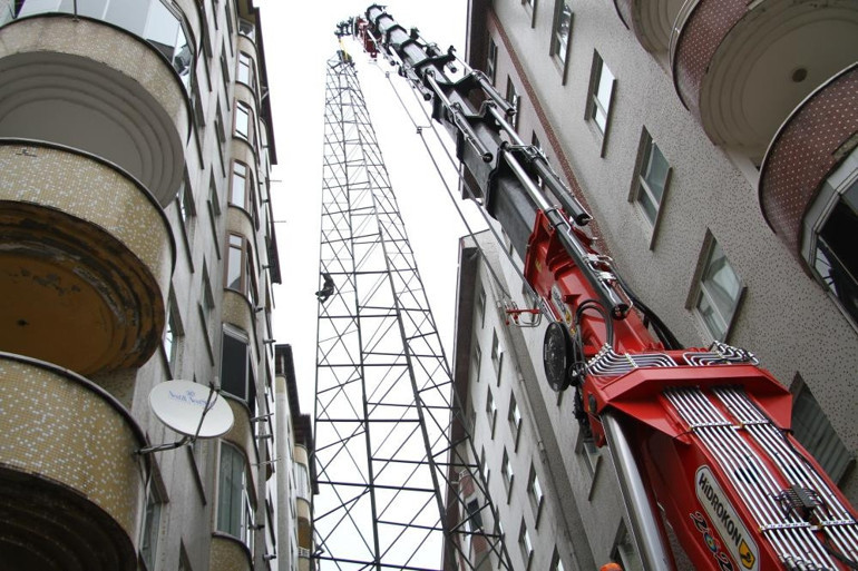 Mahallelinin kâbusu olmuştu İki bina arasındaki elektrik direği kaldırıldı